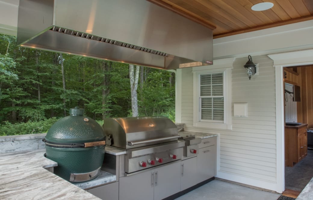 Outdoor Kitchen with Big Green Egg
