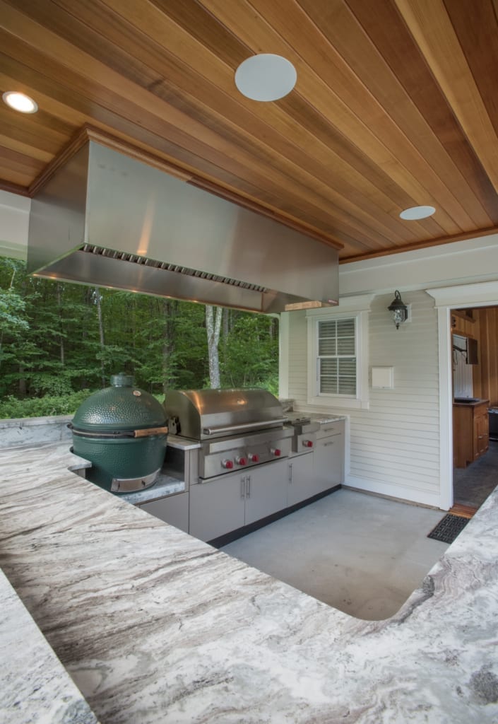 Outdoor Kitchen with Big Green Egg